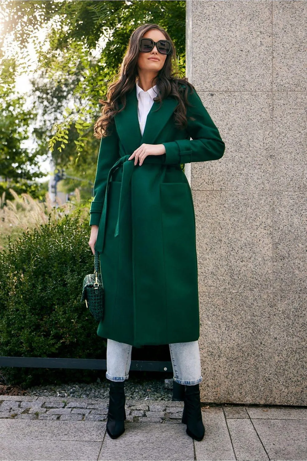 Chic Wool Coat with Waist-Defining Belt