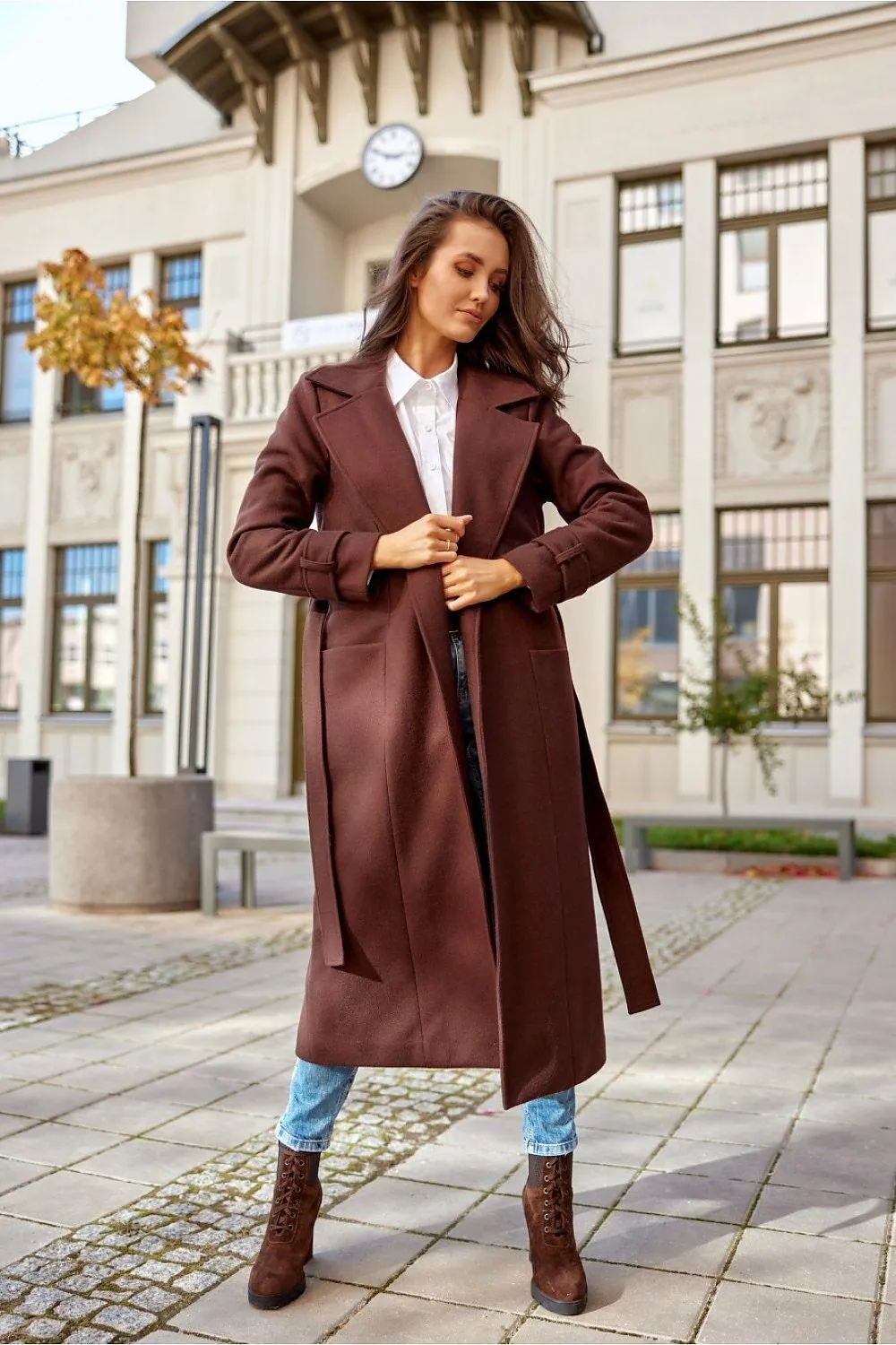 Chic Wool Coat with Waist-Defining Belt